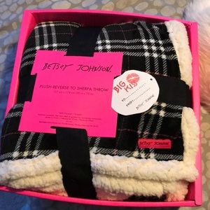 Betsy Johnson plush reverse Sherpa throw blanket